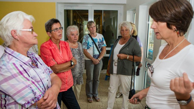 Lehrerin Elisabeth Hamm führt einige Besucher des Bestwiger Bibelsommers durch das Berufskolleg. Foto: SMMP/Bock