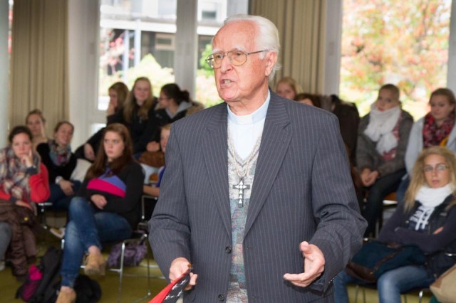 Erzbischof Karl Hesse berichtete den Schülern aus Papua-Neuguinea, wo er seit 48 Jahren lebt und wirkt. Foto. SMMP/Bock