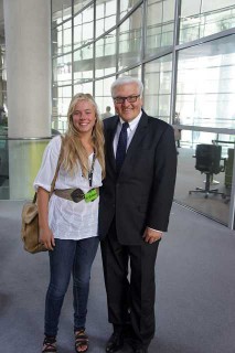 Rebecca Müller mit Frank-Walter Steinmeier im deutschen Bundestag (Foto: bkbb)
