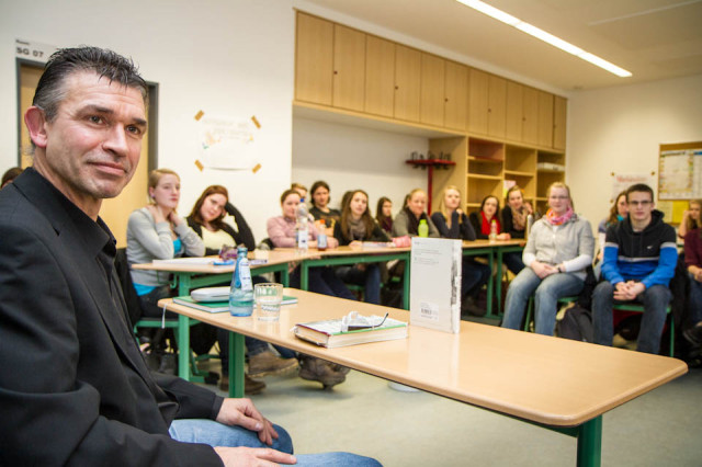 Hermann Wenning beantwortet zahlreiche Schülerfragen zu seiner Biografie. Foto: SMMP/Bock