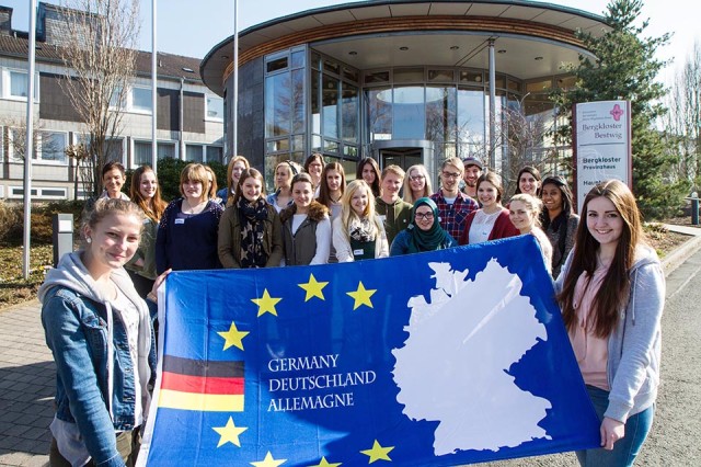 Freuen sich auf ihr Auslandspraktikum: 22 Schülerinnen und Schüler aus den verschiedenen Bildungsgängen des Berufskollegs Bergkloster Bestwig. (Foto: SMMP | U. Bock)