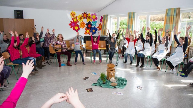 Lehrerin Anke Martini begrüßt die Kommunionkinder ind er Musikaula und führt in den Nachmittag ein. Foto: SMMP/Bock