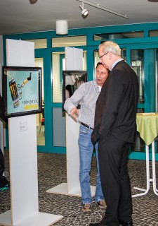 Zur Ausstellungseröffnung kam auch Bürgermeister Ralf Péus, der auch schon am Berufskolleg unterrichtet hat. (Foto: SMMP/Seidel)